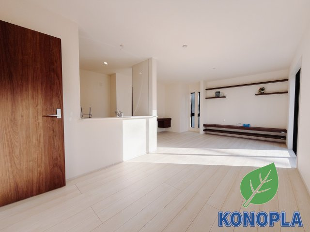 【新築戸建】前橋第1関根町の居間・リビング|■リビング（2号棟）｜大きい窓からあたたかいたっぷりの光が入ります♪開放的な空間で毎日をもっと快適に(*＾＾*)