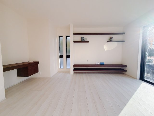 【新築戸建】前橋第1関根町の居間・リビング|■リビング（2号棟）｜陽当たり良好のリビングダイニング♪賃貸では叶わなかった、お友達とのホームパーティや大音量で映画やテレビを楽しむことができます(*^^*)