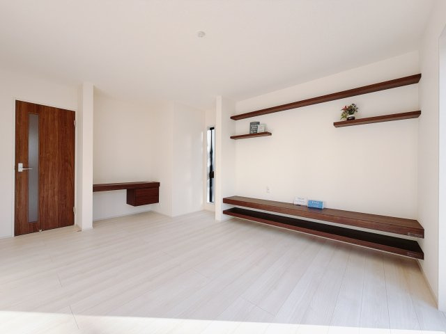 【新築戸建】前橋第1関根町の居間・リビング|■リビング（2号棟）｜家族でゆったりくつろげる、居心地の良いリビング♪賃貸と違って、テレビや音楽の音を気にしなくて良いことが嬉しいですね(*＾＾*)