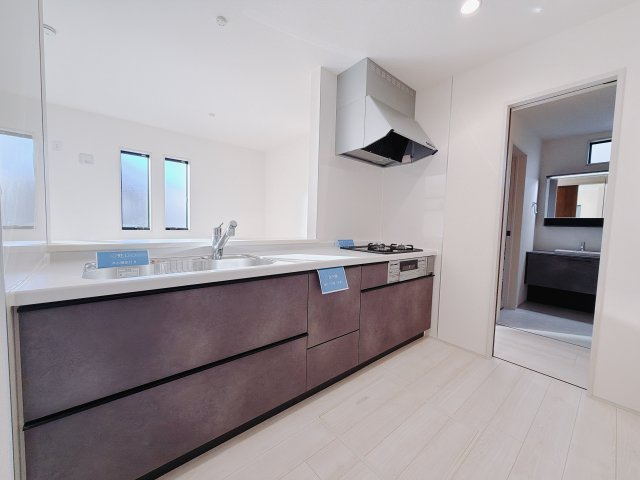 【新築戸建】前橋第1関根町のキッチン|■キッチン（2号棟）｜作業がはかどる広々カウンタースペース。会話がはずむ「オープンキッチン」なので家族とのコミュニケーションも活発になります。