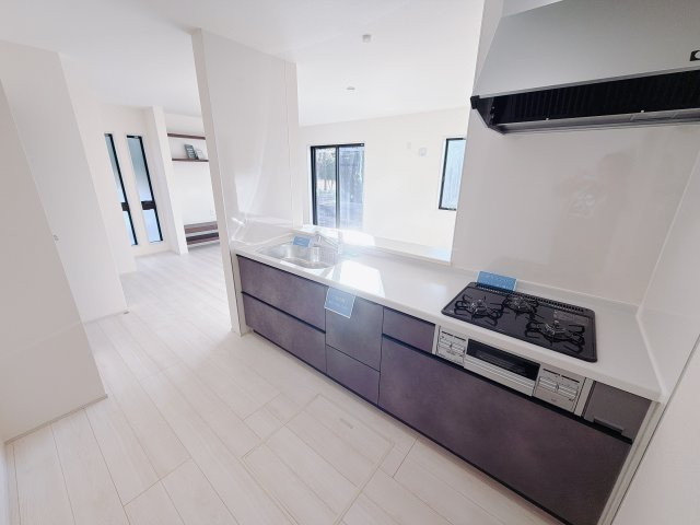 【新築戸建】前橋第1関根町のキッチン|■キッチン（2号棟）｜ワークトップ下には、圧力鍋やパスタ鍋などのかさばる調理器具もラクラク収納可能なスライド収納！ものが溢れがちなキッチン回りもスッキリきれいに管理ができます♪