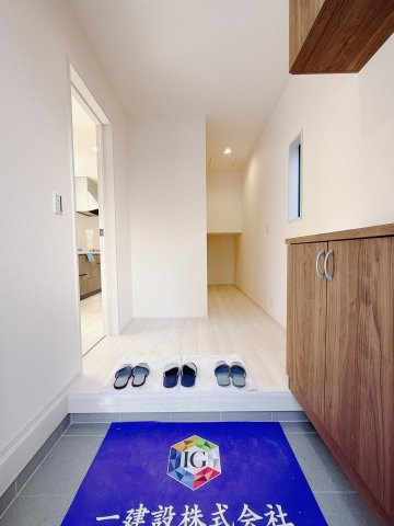 【新築戸建】前橋第1関根町の玄関|■玄関（2号棟）｜「玄関から、我が家を心地よく。自然の風や光を感じられる気持ちのいい玄関へ。」永く居心地のいい暮らしを演出する快適性能と安心を両立させたドアを採用しました！