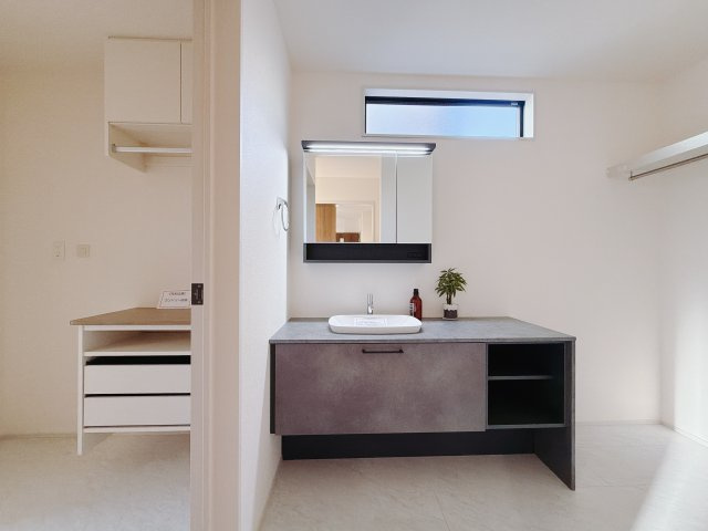 【新築戸建】前橋第1関根町の独立洗面台|■洗面室（2号棟）｜リネンスペースには、タオルやバスタオル・着替えなどが置けるので大変便利です♪買い置きした洗剤もしまえてどんな時も綺麗な状態を保てます♪