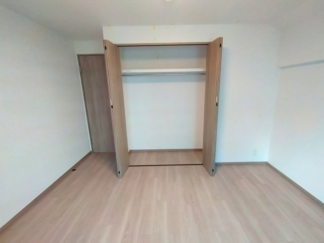 宝塚パインクレストの洋室|落ち着いた色調の洋室です