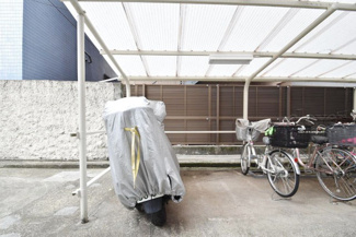 【駐車場】 | バイク置き場。空き区画の有無や駐輪料金、サイズおよび排気量規定などについては、改めてお問い合わせください。～即日のご見学可能～　お問合せはお気軽にどうぞ。

