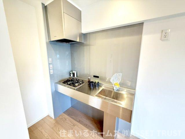 代々木スカイハイツのキッチン|オールステンレスのスタイリッシュなキッチンです。