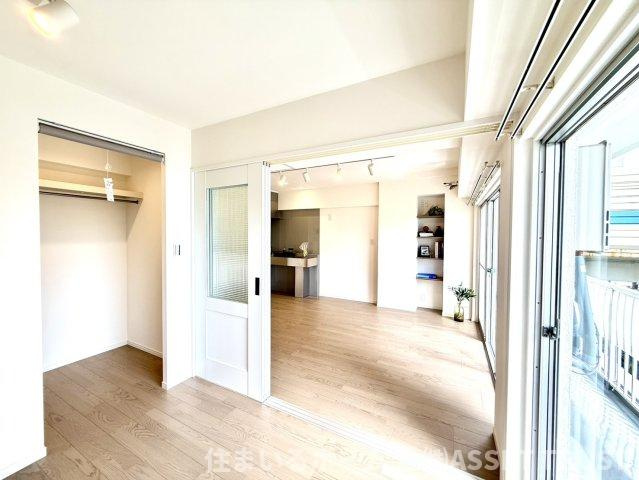 代々木スカイハイツの洋室|可動間仕切りを開けると寝室とリビングが一体となり広々とします。