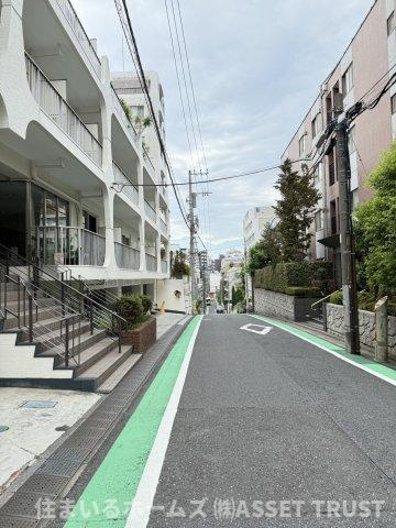 代々木スカイハイツの周辺|マンション前面道路です。