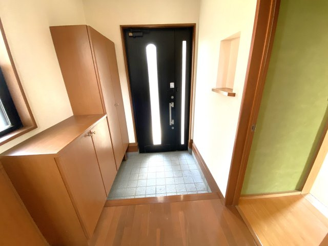 東吉田1080の玄関