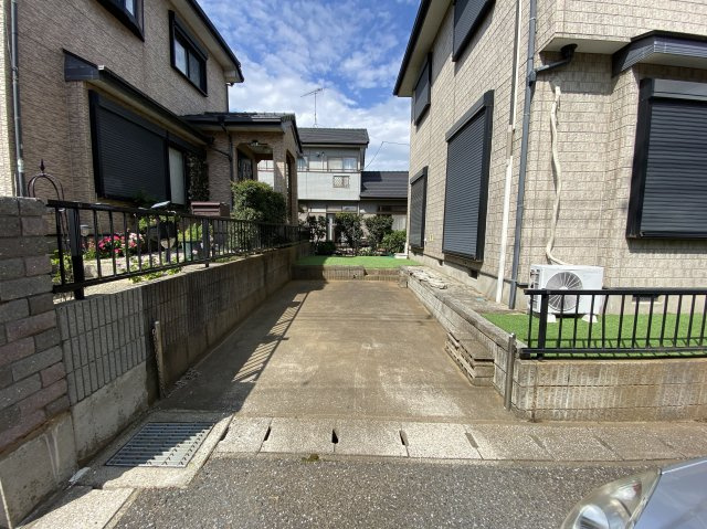 東吉田1080の駐車場