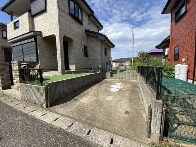 東吉田1080の駐車場