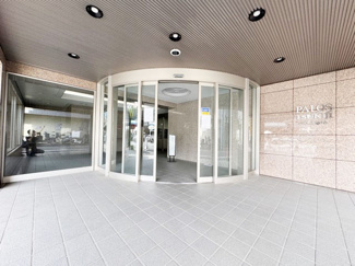 【エントランス】 | オートロックを備えた、マンションのエントランス。やはりセキュリティの観点は欠かすことができません。皆様を“安全”に送り出し、出迎えてくれます。～即日のご見学可能～　お問合せはお気軽にどうぞ。
