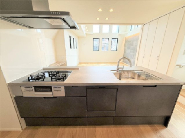 【キッチン】 | 【仲介手数料４１０万円が無料！！】■経堂駅１１分■ルーフバルコニー■リビングは吹抜け | 【お得な諸費用サービスキャンペーン中！！】
■詳細は「物件概要」の「諸費用」欄をご確認下さい！
■経堂駅１１分！
■南側道路で陽当り良好！
■ルーフバルコニー！
■リビング天井は豪快な吹抜け！