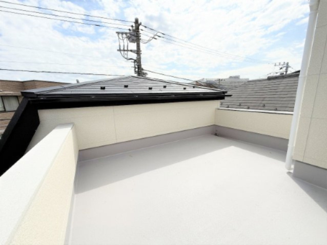 【バルコニー】 | 【仲介手数料４１０万円が無料！！】■経堂駅１１分■ルーフバルコニー■リビングは吹抜け | 【お得な諸費用サービスキャンペーン中！！】
■詳細は「物件概要」の「諸費用」欄をご確認下さい！
■経堂駅１１分！
■南側道路で陽当り良好！
■ルーフバルコニー！
■リビング天井は豪快な吹抜け！