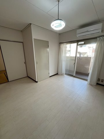 岡本ビルの居間・リビング