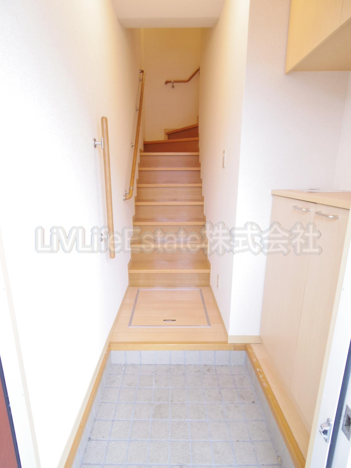 東大和市中央２丁目のアパートの玄関