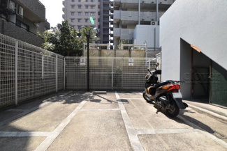 【駐車場】 | バイク置き場。空き区画の有無や駐輪料金、サイズおよび排気量規定などについては、改めてお問い合わせください。～即日のご見学可能～　お問合せはお気軽にどうぞ。