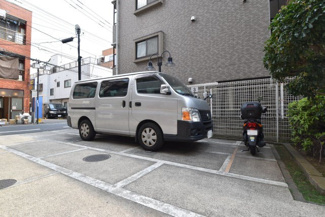 【駐車場】 | マンションの駐車場スペース。空きの有無や駐車料金、サイズ規定などについては、改めてお問い合わせください。～即日のご見学可能～　お問合せはお気軽にどうぞ。