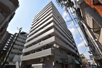 【外観】 | 青空によく映える建物です。手入れの行き届いた外壁やマンション正面エントランスなど、綺麗な姿をぜひ一度、現地にてご覧ください。～即日のご見学可能～　お問合せはお気軽にどうぞ。