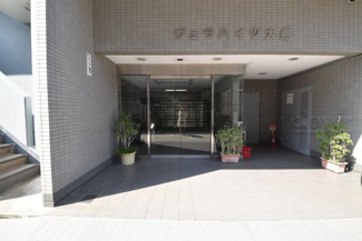 【エントランス】 | オートロックを備えた、マンションのエントランス。やはりセキュリティの観点は欠かすことができません。皆様を“安全”に送り出し、出迎えてくれます。～即日のご見学可能～　お問合せはお気軽にどうぞ。
