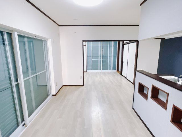 【中古戸建】前橋市本町の居間・リビング|ポカポカ日向ぼっこをしながらお昼寝をするのもいいですね♪明るいリビングに気分も晴れやかに♪