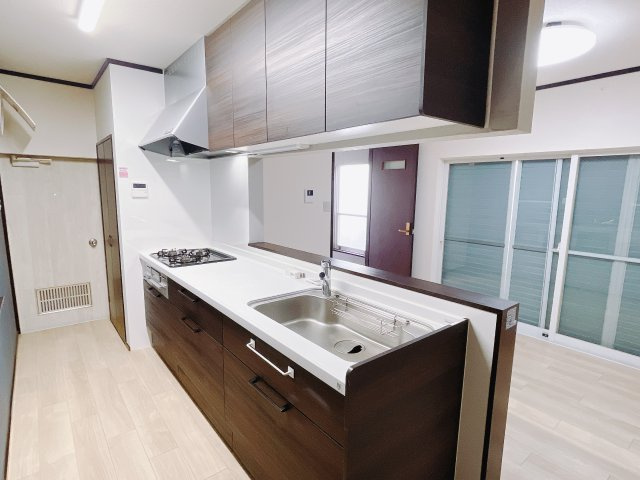 【中古戸建】前橋市本町のキッチン|お料理をしながらお部屋を見渡せることができる対面キッチンを採用。コミュニケーションがとりやすく、家族の絆が深まります。今日の出来事をおしゃべりしながら楽しい時間をお過ごしください♪