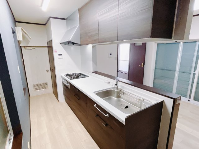 【中古戸建】前橋市本町のキッチン|お料理ができたら「これ運んで～♪」と手渡しが出来ます。対面キッチンなのでリビングと一体感があり、広々とした空間の中で楽しく食事やお菓子作りが出来ますね♪