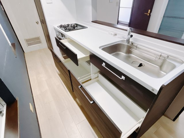 【中古戸建】前橋市本町のキッチン|調理器具の出し入れが便利なスライド収納♪毎日家事を頑張る皆さまにおすすめしたいポイントです(*^^*)