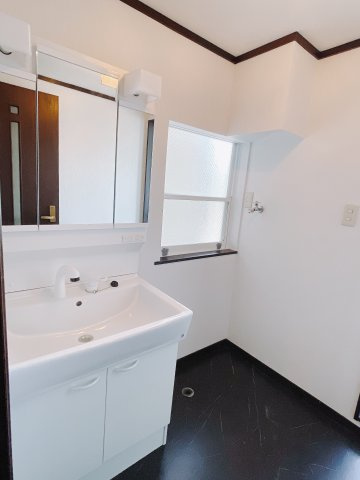 【中古戸建】前橋市本町の独立洗面台|通常より広いタイプの洗面所になっています。のびのびと使える洗面所には寒い冬にストーブをおいても邪魔になりません♪