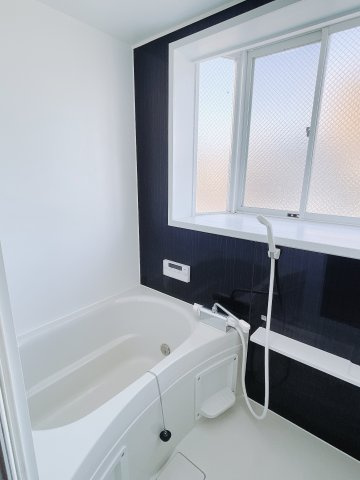 【中古戸建】前橋市本町の浴室|清潔感あふれる浴室には、カビを防ぎ雨の日でも洗濯物を乾かせられる浴室暖房乾燥機を標準装備しております♪毎日のお手入れが楽になります。