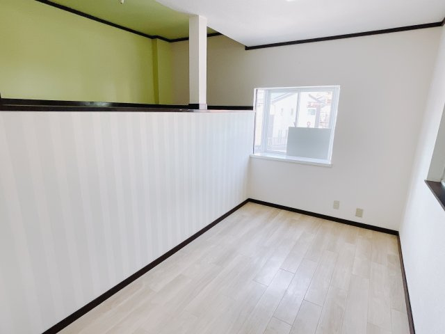 【中古戸建】前橋市本町の洋室|ママ友が来ても子供達には子供部屋で遊んでいてもらうことができます。ママ達はリビングで楽しくおしゃべりに華を咲かせながら気兼ねなく盛り上がれます♪