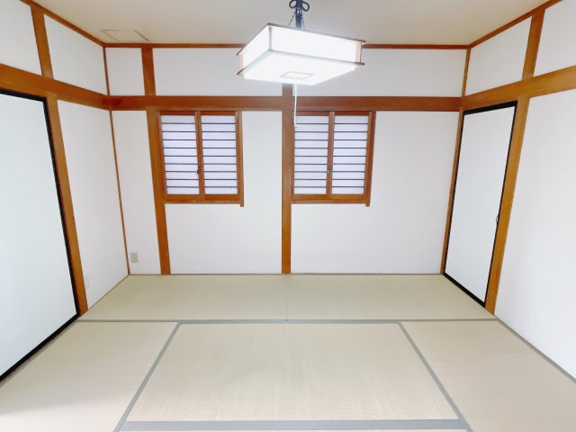 【中古戸建】前橋市本町の和室|扉付きの和室なのでプライベートな空間にもなります。ご両親がお泊りになっても、ぬくもりを感じられる和室でゆっくりとお寛ぎいただけます♪