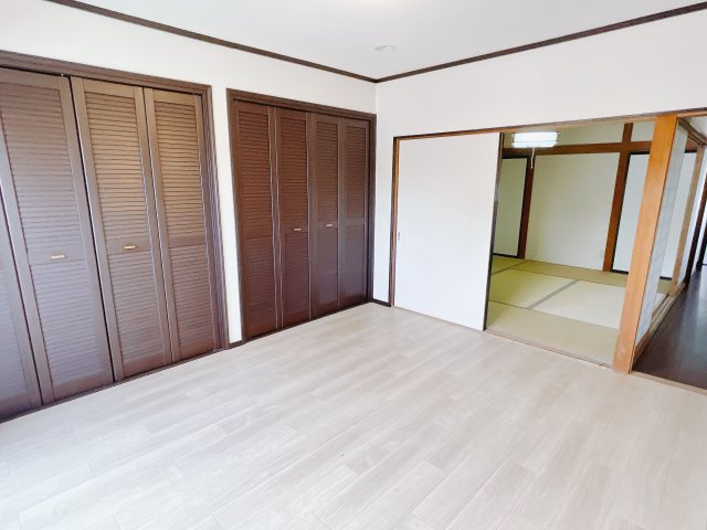 【中古戸建】前橋市本町の洋室|ママ友が来ても子供達には子供部屋で遊んでいてもらうことができます。ママ達はリビングで楽しくおしゃべりに華を咲かせながら気兼ねなく盛り上がれます♪