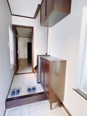【中古戸建】前橋市本町の玄関|毎日の「いってらっしゃい」や「お帰りなさい」を大切なご家族と過ごす玄関は〈使いやすさ〉を追求しております。玄関横の物入は急な来客時でもさっとお片付けできるスペースを確保しています。