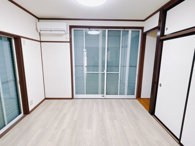 【中古戸建】前橋市本町の洋室|ダブルベッドを置いても充分な広さを2Ｆのお部屋に設けております。お子様と家族みんなで寝るのも夢じゃありません♪窓からは光が差し込むので日中でも明るいお部屋です。