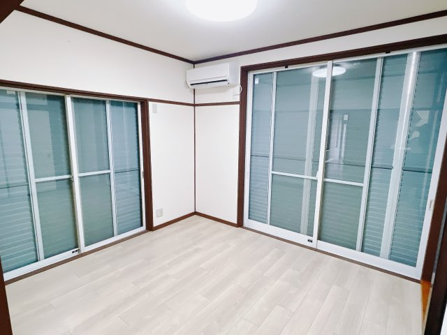 【中古戸建】前橋市本町の洋室|お子様にとって初めての「自分だけのお部屋」。どんなお部屋にするのか楽しみになりますね♪こちらのお部屋は洋室になっているので、もし汚してしまっても簡単にお掃除できるので助かります。