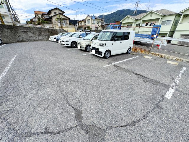 テラス高村B棟の駐車場
