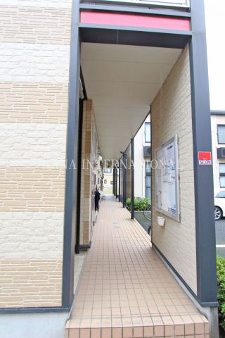 レオパレスマノワールのエントランス