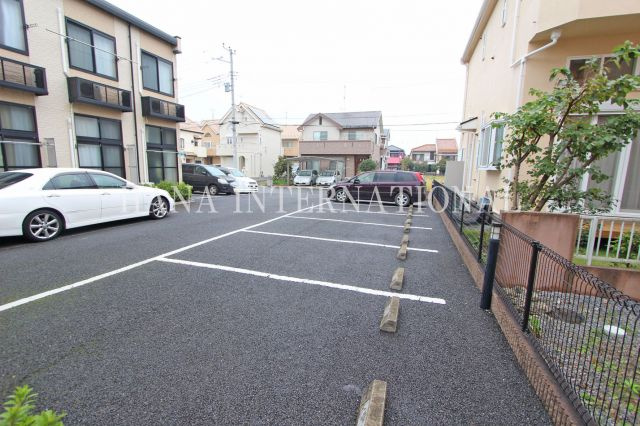 レオパレスマノワールの駐車場