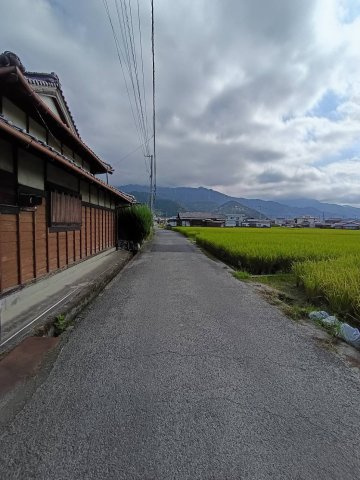 西条市明神木65-1　売土地の前面道路含む現地写真