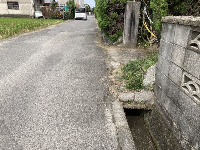 西条市明神木65-1　売土地の前面道路含む現地写真