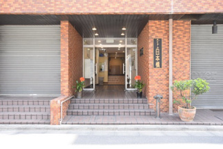 【エントランス】 | お客様を、そして住人を出迎えてくれるマンションのエントランス。ゴミが落ちていないことからも、管理状態の良さや住民の節度の高さが見て取れます。～即日のご見学可能～　お問合せはお気軽にどうぞ。