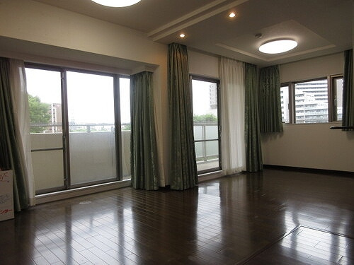 サンクタス南千里の居間・リビング|ＬＤＫ（東側から望む）※前回募集時／２０２３年６月の写真