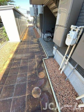 メゾン ド ポムのエントランス|消雪パイプが敷設されています。