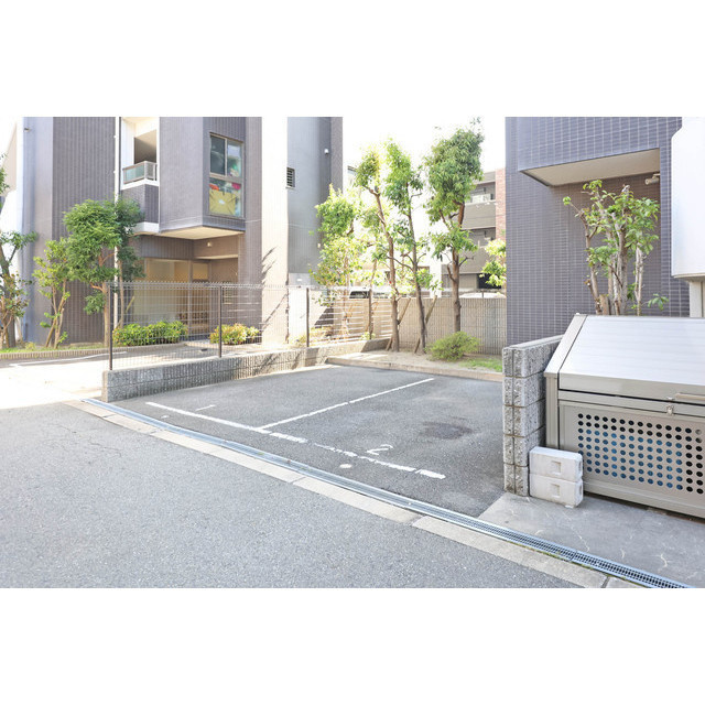 Gramercy Juso-higashi 1stの駐車場