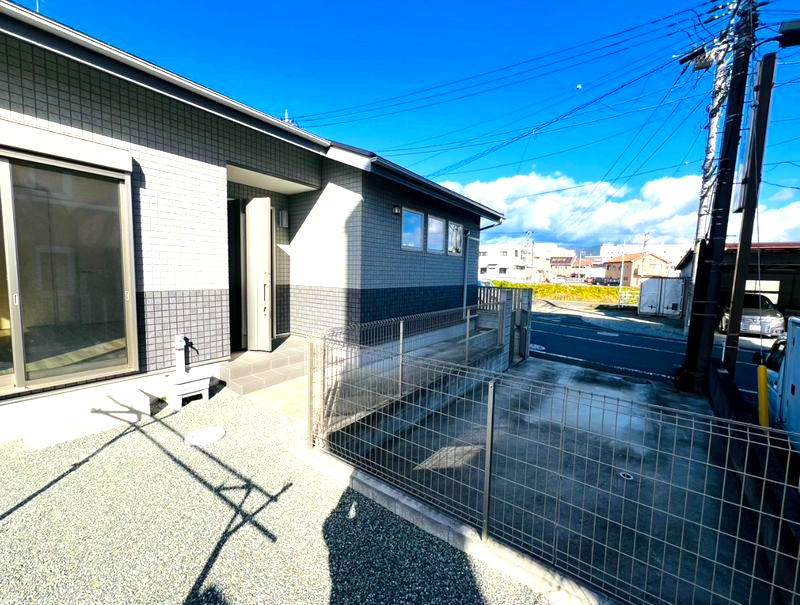 南足柄市飯沢　築浅平屋戸建ての駐車場|カースペースがあります