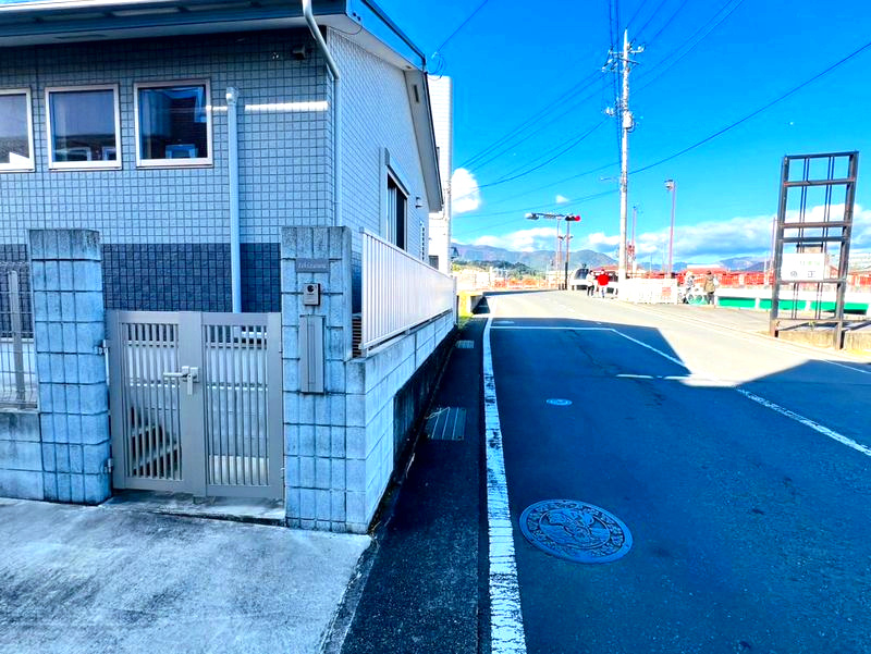 南足柄市飯沢　築浅平屋戸建ての前面道路含む現地写真|前面道路含む現地写真です
