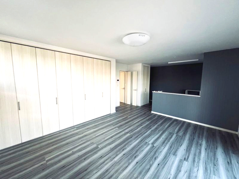 南足柄市飯沢　築浅平屋戸建ての居間・リビング|こちらの居間で趣味の時間をお楽しみください