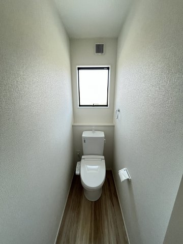 【内装】 | 福岡市東区高美台1丁目3期　1号棟（全2棟）【仲介手数料無料・0円】 | 施工例。1階のトイレです。施工例は完成時と異なる場合があります。