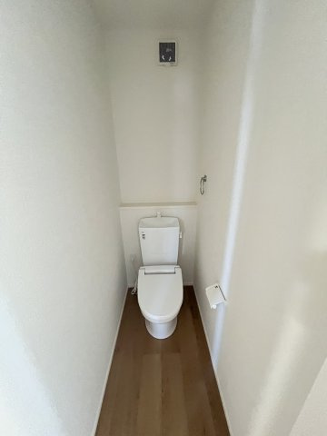 【内装】 | 福岡市東区高美台1丁目3期　1号棟（全2棟）【仲介手数料無料・0円】 | 施工例。2階にもトイレです。施工例は完成時と異なる場合があります。